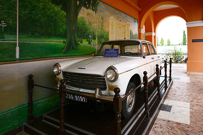 Chiếc xe hiệu Peugeot 404 do Việt kiều ở Novelgelang (thuộc địa Pháp) gửi tặng Chủ tịch Hồ Chí Minh năm 1964.